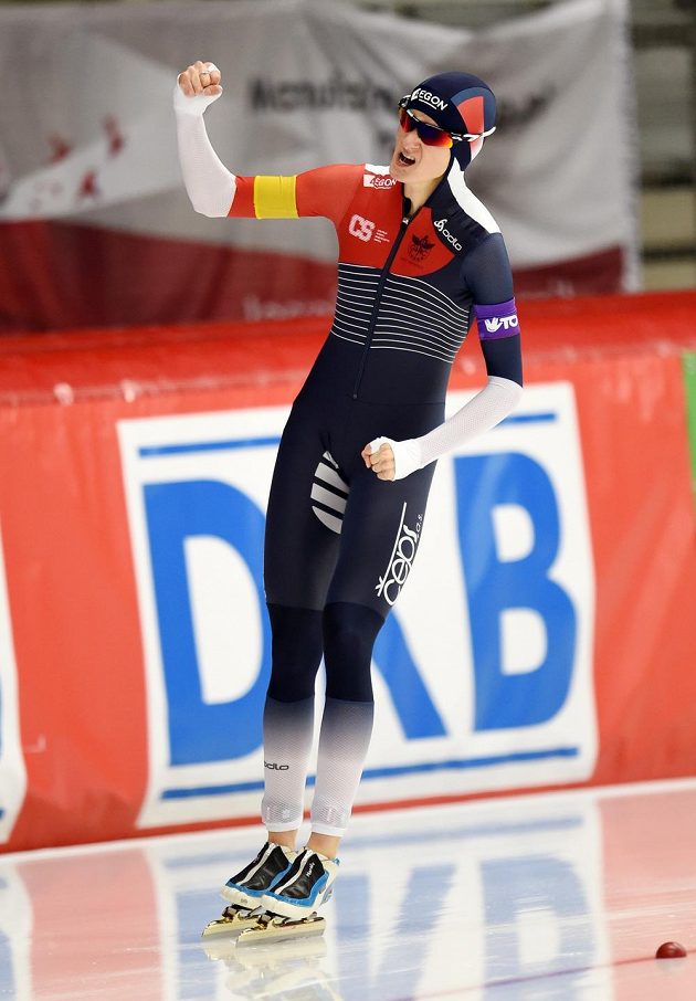 Česká rychlobruslařka Martina Sáblíková oslavuje svůj triumf po závodě na 3 000 m v německém Inzellu.