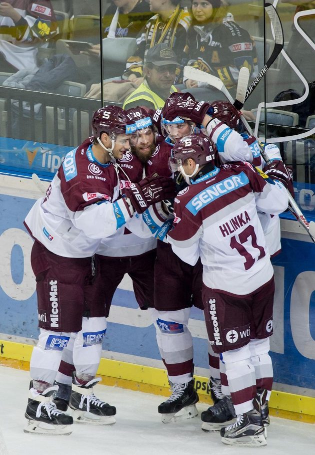 Hokejisté Sparty se radují z gólu proti Litvínovu v předehrávce 19. kola Tipsport extraligy.