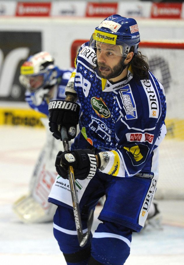 Brněnský obránce Jan Hanzlík během prvního semifinálového zápasu play off extraligy s Litvínovem.