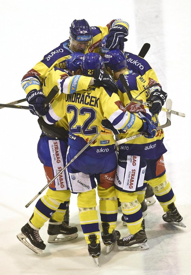 Hráči Zlína se radují z vítězství.