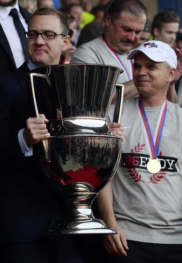 Majitel Sparty Daniel Křetínský (vlevo) a trenér Vítězslav Lavička s pohárem pro mistra ligy.