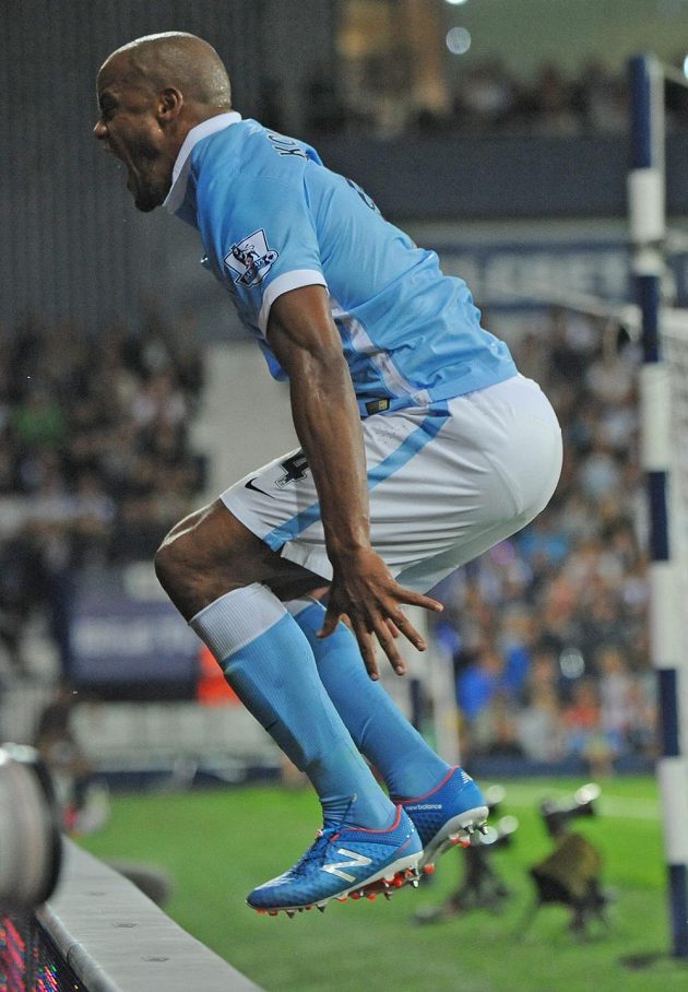 Radostný výskok Vincenta Kompanyho z Manchesteru City po vstřelené brance proti WBA v prvním kole Anglické ligy.