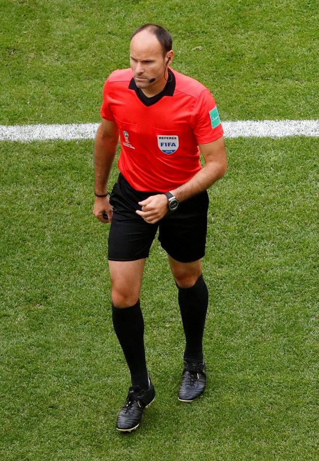 Rozhodčí Antonio Mateu Lahoz při utkání Dánů s Australany kráčí k videu, podle kterého nařídil pokutový kop.