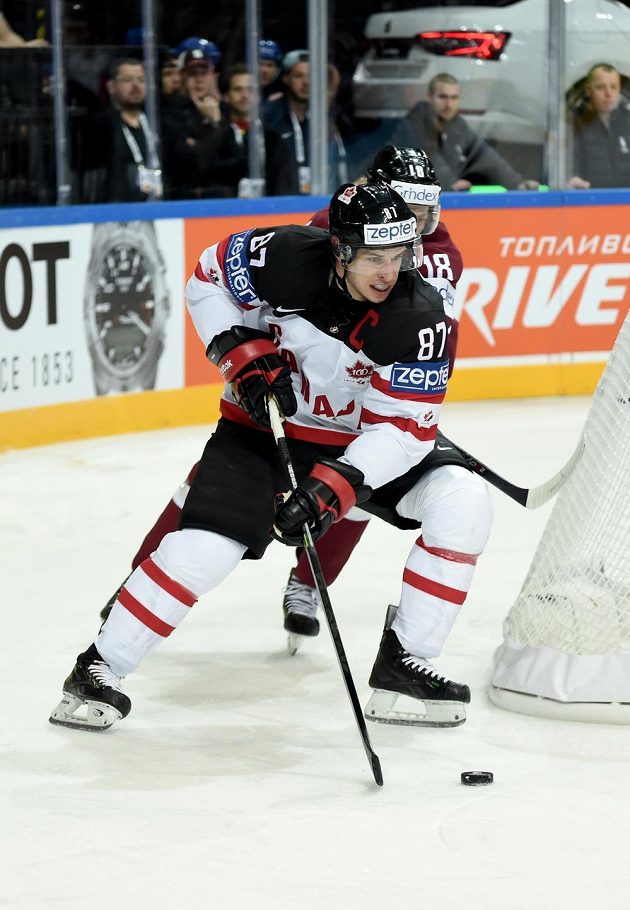 Kanadský útočník Sidney Crosby a Rodrigo Abols z Lotyšska během utkání hokejového mistrovství světa v Praze.