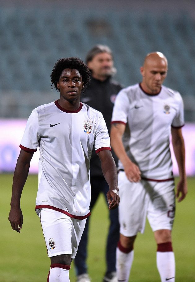 Zklamaní fotbalisté Sparty Tiémoko Konaté (vpředu) a Roman Bednář po porážce s Duklou.