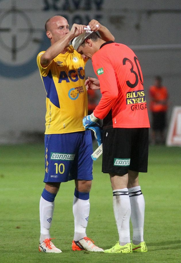 Teplický hráč Ivo Táborský upravuje obvaz brankáři Tomáši Grigarovi v utkání s Plzní.