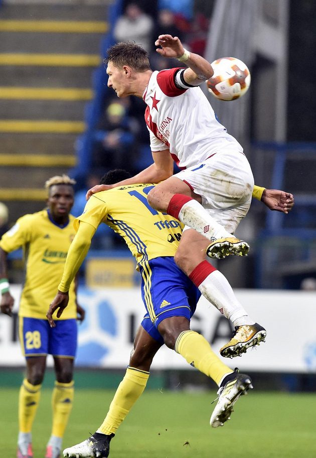 Ibrahim Benjamin Traoré ze Zlína poznal, jak důrazný umí být ve vzdušném souboji Milan Škoda ze Slavie.