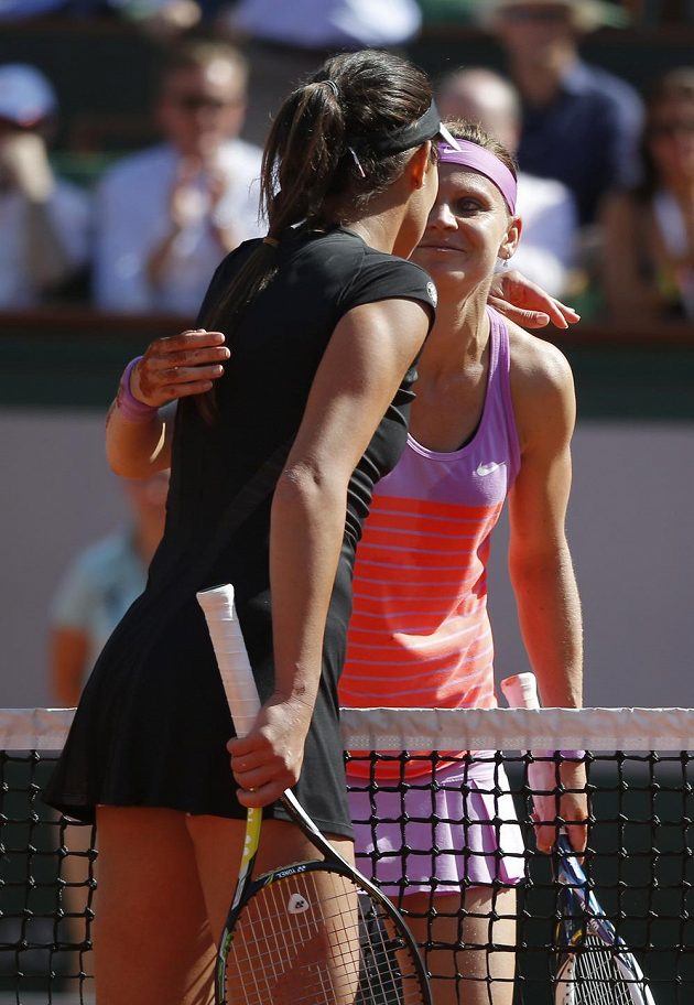 Srbská tenistka Ana Ivanovičová (zády) gratuluje Lucii Šafářové k postupu do finále French Open.