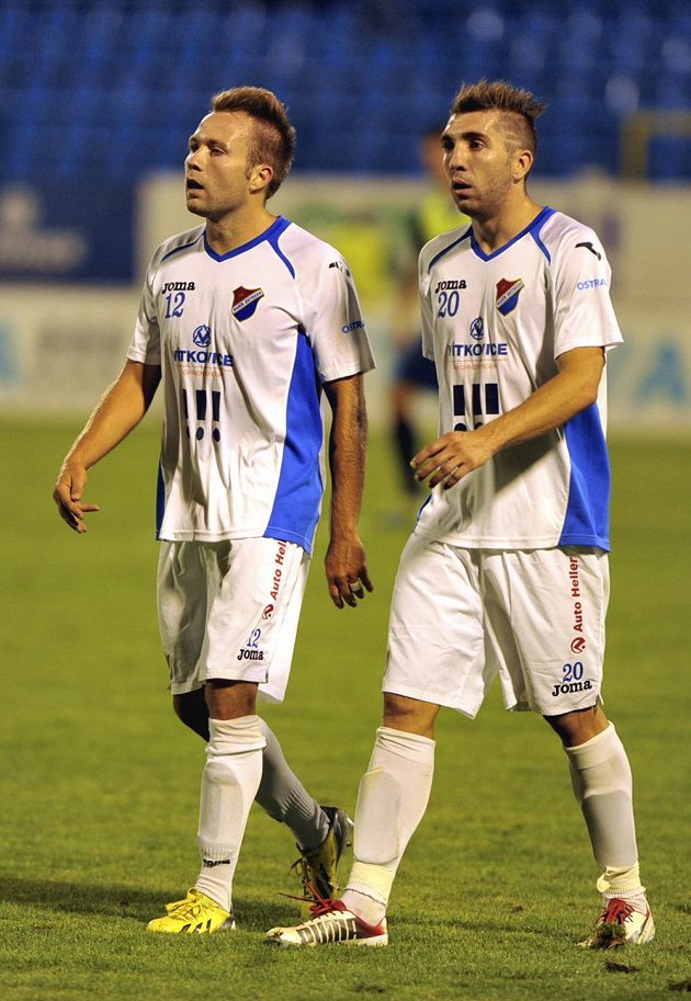 Zklamaní fotbalisté Baníku Ostrava po porážce od Jablonce. Vlevo Vladan Milosavljev, vpravo Davor Kukec.