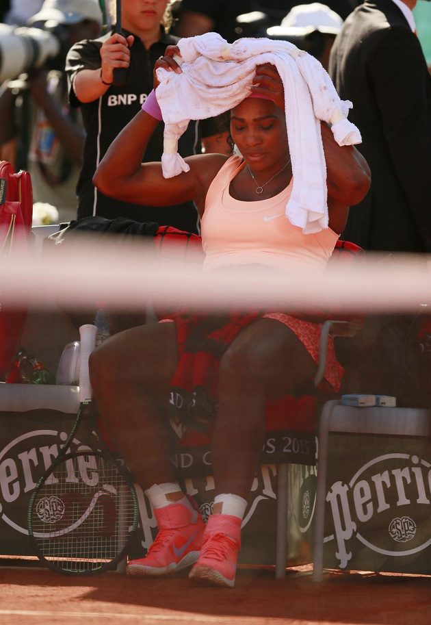 Američanka Serena Williamsová měla při semifinále French Open s Timeou Baczinszkou zdravotní problémy.
