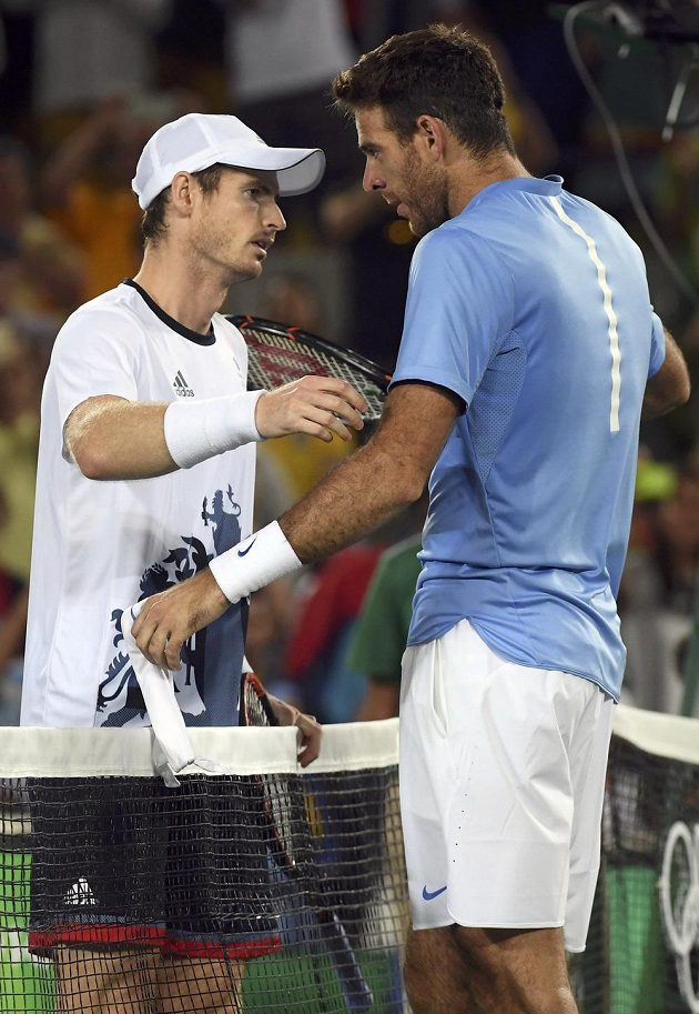 Poražený finalista Juan Martín Del Potro (vpravo) z Argentiny gratuluje Britovi Andymu Murraymu k druhému olympijskému triumfu ve dvouhře.