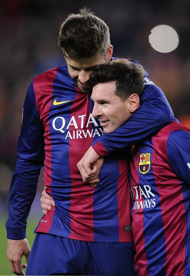 Obránce Barcelony Gerard Pique a útočník Lionel Messi se radují z výhry 2:1 v ostře sledovaném derby nad Realem Madrid.