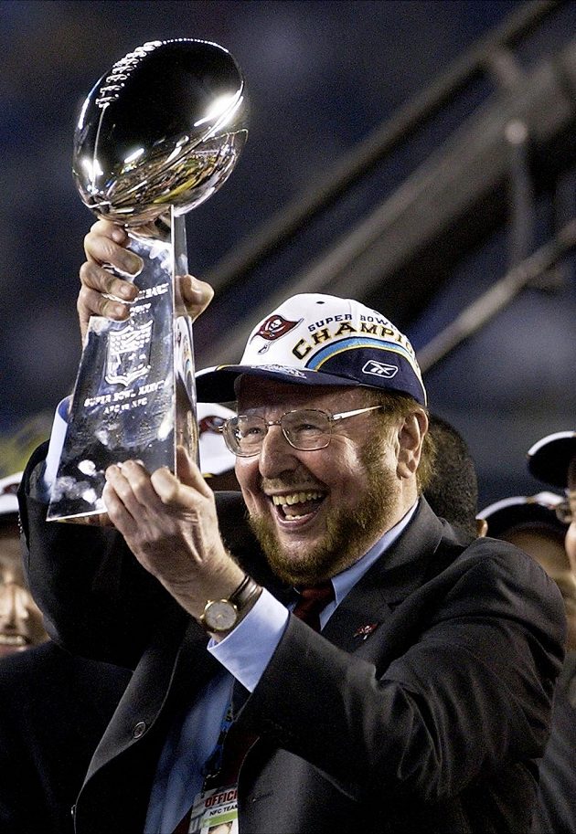 Malcolm Glazer poté, co jeho tým amerického fotbalu Tampa Bay Bucaneers získal Super Bowl v roce 2003.