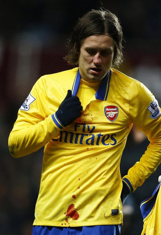 Otřesený záložník Arsenalu Tomáš Rosický po zásahu Gabriela Agbonlahora z Aston Villy.