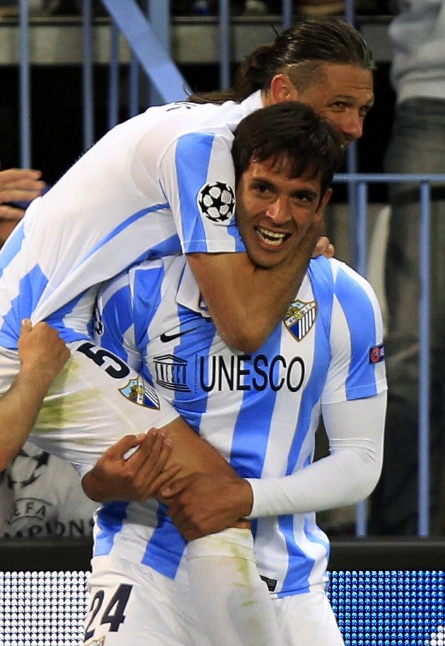 Roque Santa Cruz (24) a jeho spoluhráč Martín Demichelis slaví postupovou trefu Málagy v souboji s Portem.