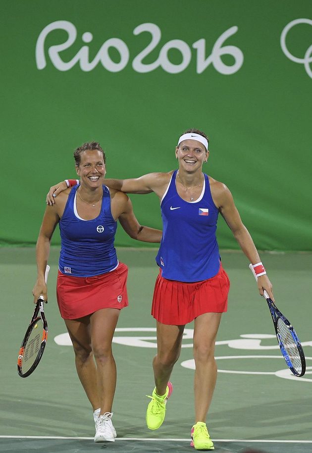 Barbora Strýcová (vlevo) se s Lucií Šafářovou postaraly v olympijské čtyřhře o prvotřídní senzaci.