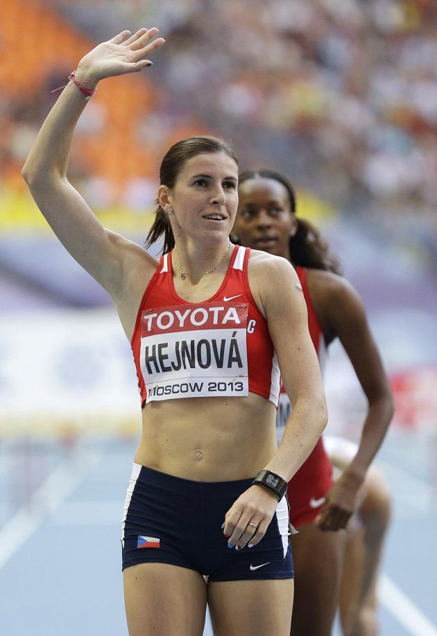 Zuzana Hejnová zdraví diváky na stadiónu v Lužnikách poté, co ovládla semifinále závodu na 400 metrů překážek.