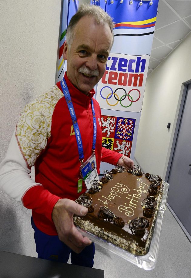 Generální manažer hokejového týmu Slavomír Lener s dortem, který od spoluhráčů dostal Jaromír Jágr. Svíčky však na něm zřejmě vzhledem k protipožárním opatřením v Bolšoj aréně chyběly.