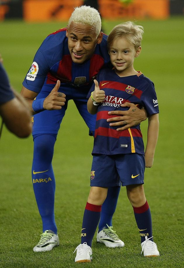 Neymar z Barcelony a syn Davi Lucca zapózovali před utkáním s Alavésem. Po boji důvody k úsměvům neměli.
