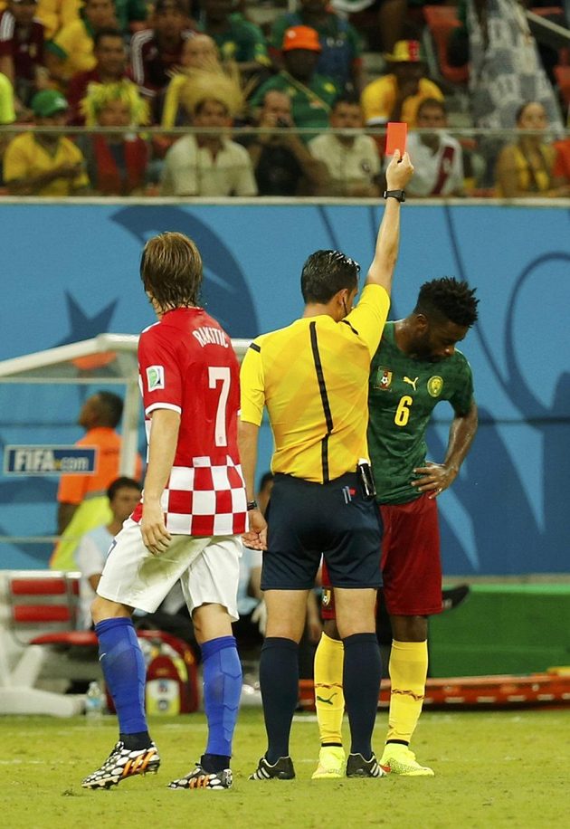 Portugalský sudí Pedro Proenca dává červenou kartu Kamerunci Alexandre Songovi (vpravo), přihlíží Chorvat Ivan Rakitič.