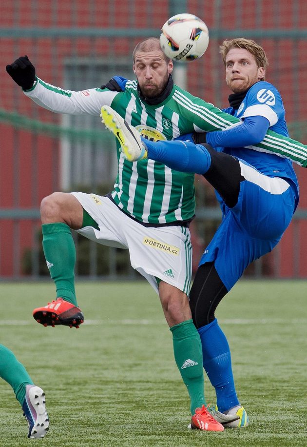 Útočník Bohemians 1905 Ivan Lietava (vlevo) v souboji s libereckým kapitánem Radoslavem Kováčem.