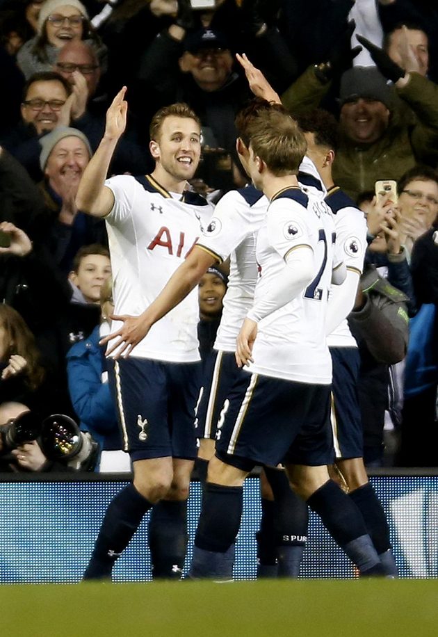 Harry Kane (vlevo) slaví se spoluhráči z Tottenhamu vítěznou trefu v duelus Middlesbrough.