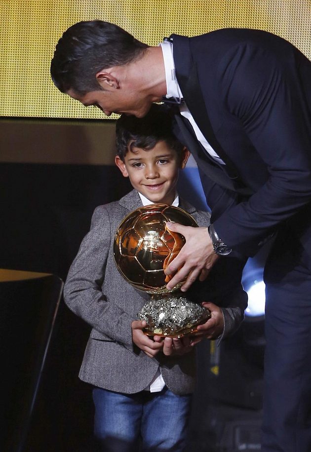 Za Cristianem Ronaldem na pódium při vyhlášení Zlatého míče 2014 přišel i syn.