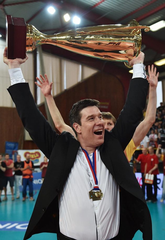 Mistrem volejbalové extraligy se stala Dukla Liberec. Na snímku je trenér Michal Nekola s trofejí.