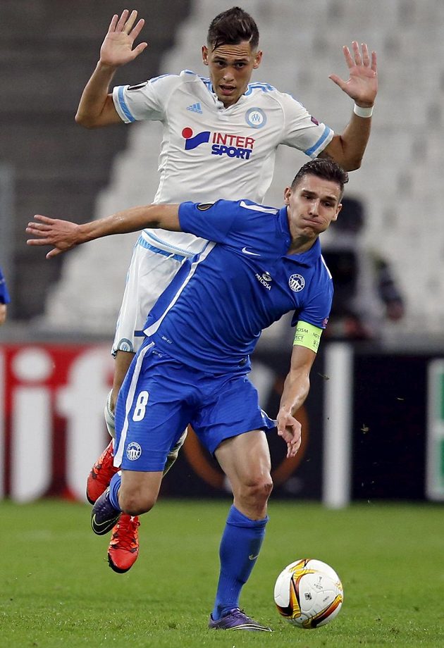 David Pavelka (vepředu) z Liberce a ofenzivní záložník Marseille Lucas Ocampos.