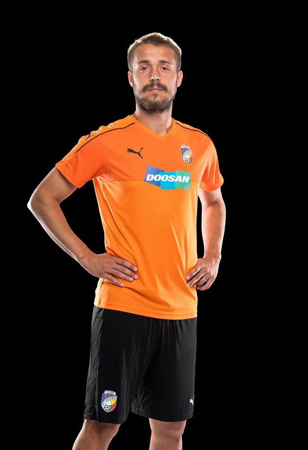 Luděk Pernica představuje nový oranžový dres Viktorie Plzeň.