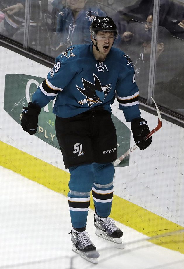 Český útočník San Jose Sharks Tomáš Hertl se raduje po gólu do sítě Toronta v utkání NHL.
