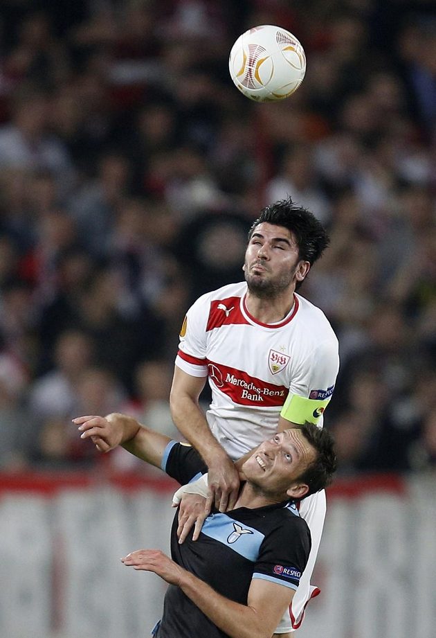 Serdar Tasci ze Stuttgartu vyhrál tento hlavičkový souboj s útočníkem Liborem Kozákem.