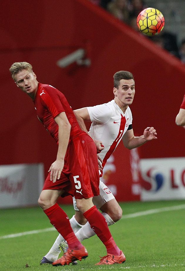 Polský útočník Arkadiusz Milik (vpravo) se snaží dostat přes českého obránce Václava Procházku.