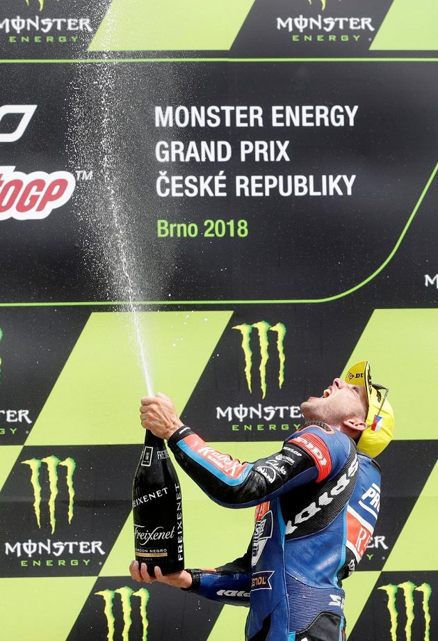 Šampaňské teklo proudem. Jakub Kornfeil si umístění na stupních vítězů pořádně užíval.
