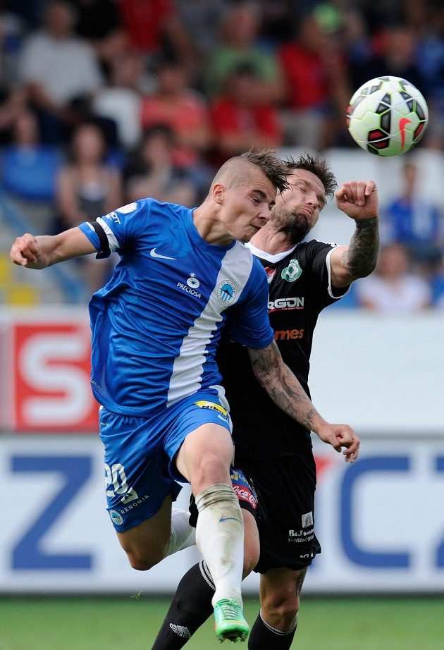 Liberecký záložník Michal Obročník (vlevo) bojuje o míč s Martinem Fillem z Příbrami.