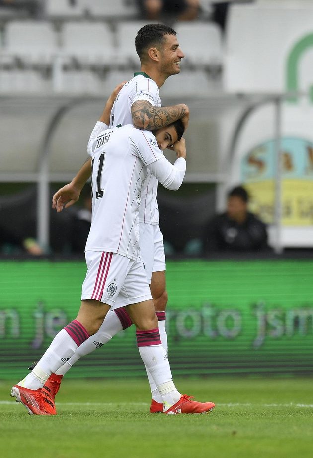 Autor prvního gólu Celtiku Liel Abada (vpředu) se raduje v Jablonci se spoluhráčem Nirem Bittonem v utkání 3. předkola Evropské ligy.