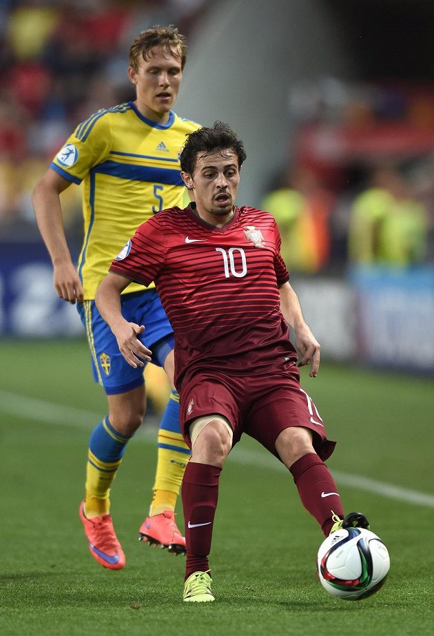 Portugalský záložník Bernardo Silva (vpředu) a Alexander Miloševič ze Švédska ve finále ME hráčů do 21 let.