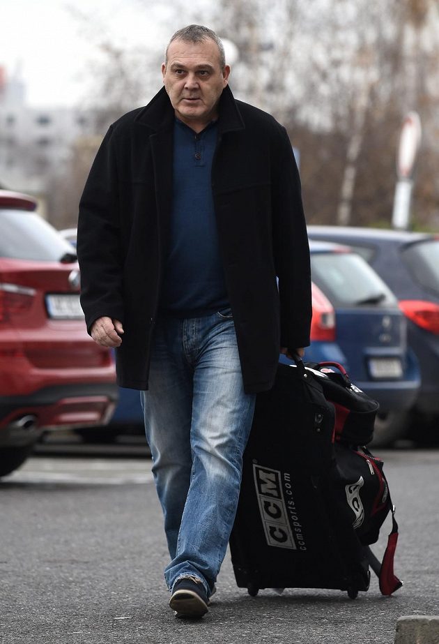 Asistent trenéra Ondřej Weissmann přichází na sraz české hokejové reprezentace před turnajem Channel One Cup.