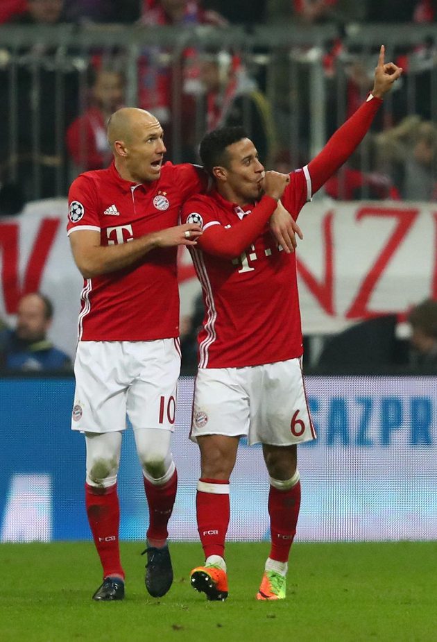 Radost fotbalistů Bayernu Mnichov Arjena Robbena (vlevo) a Thiaga Alcantarary v zápase proti Arsenalu.