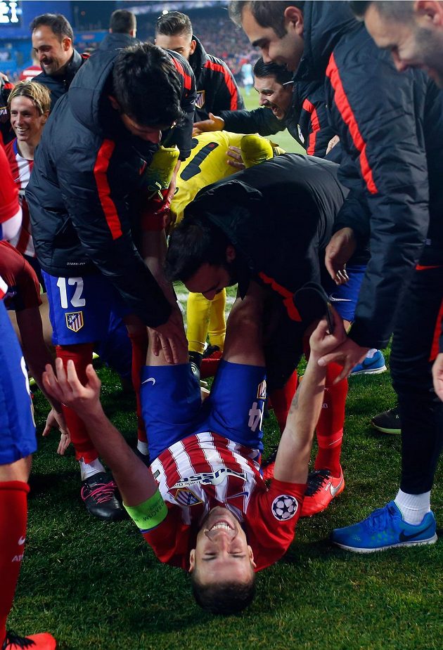 Záložník Atlétika Madrid Gabi slaví se spoluhráči postup do čtvrtfinále Ligy mistrů.
