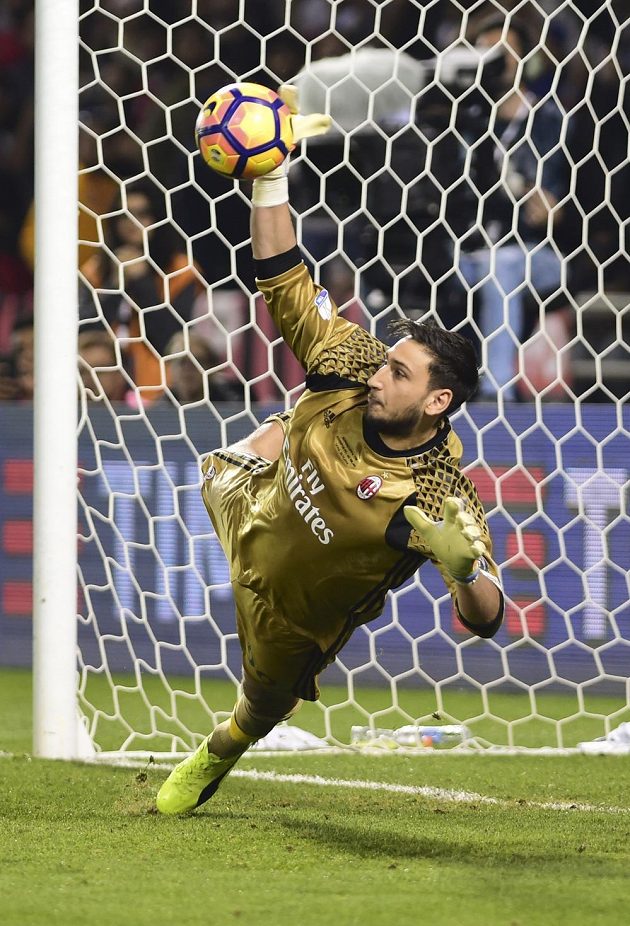 Brankář AC Milán Gianluigi Donnarumma vychytal Paula Dybalu při rozstřelu v italském Superpoháru s Juventusem.