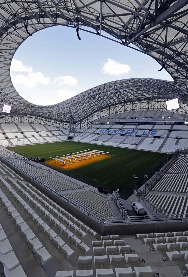 Nový Stade Vélodrome už je kompletně zakrytý střechou a kromě fotbalu bude hostit i jiné kulturní a společenské akce. Například koncert skupiny U2.