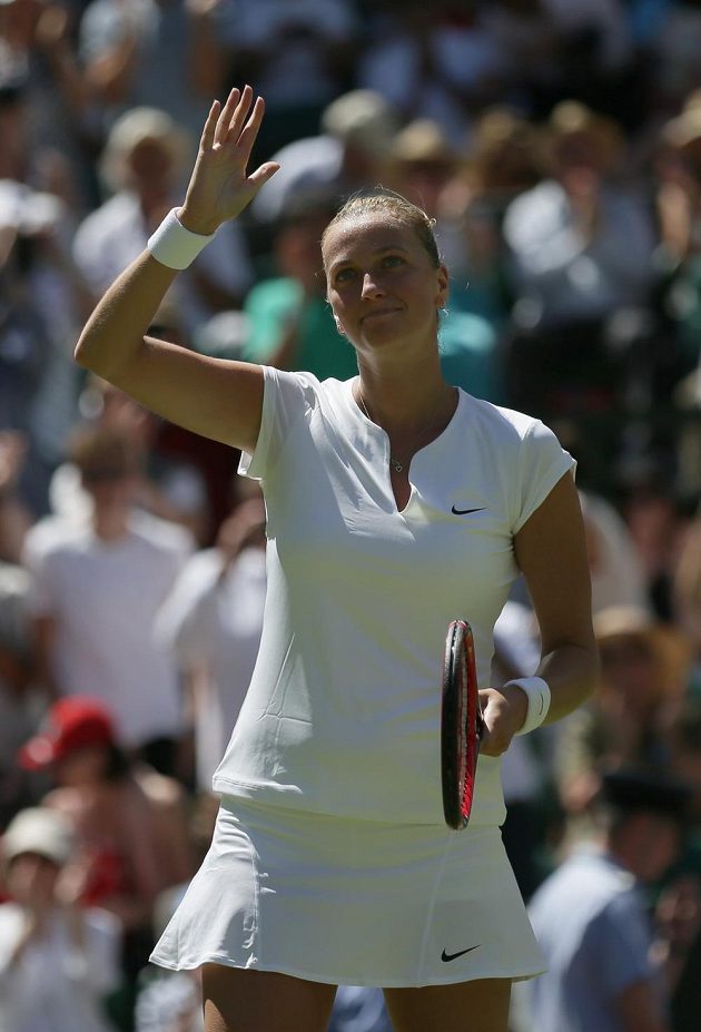 Česká tenistka Petra Kvitová zdraví diváky po vítězství nad Nizozemkou Kiki Bertensovou v prvním kole Wimbledonu.