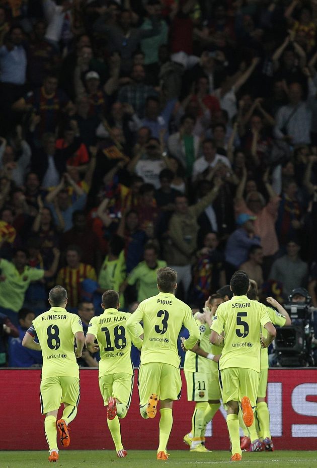 Fotbalisté Barcelony oslavují branku, kterou vstřelil do sítě Paris St. Germain Neymar.