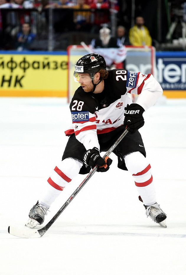 Útočník Kanady Claude Giroux během utkání hokejového MS v Praze proti Lotyšsku.