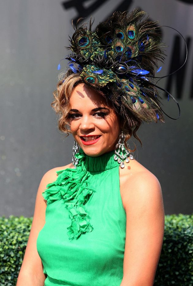 Další pózující návštěvnice dostihů v Aintree. Je snad tohle nejvydařenější model?