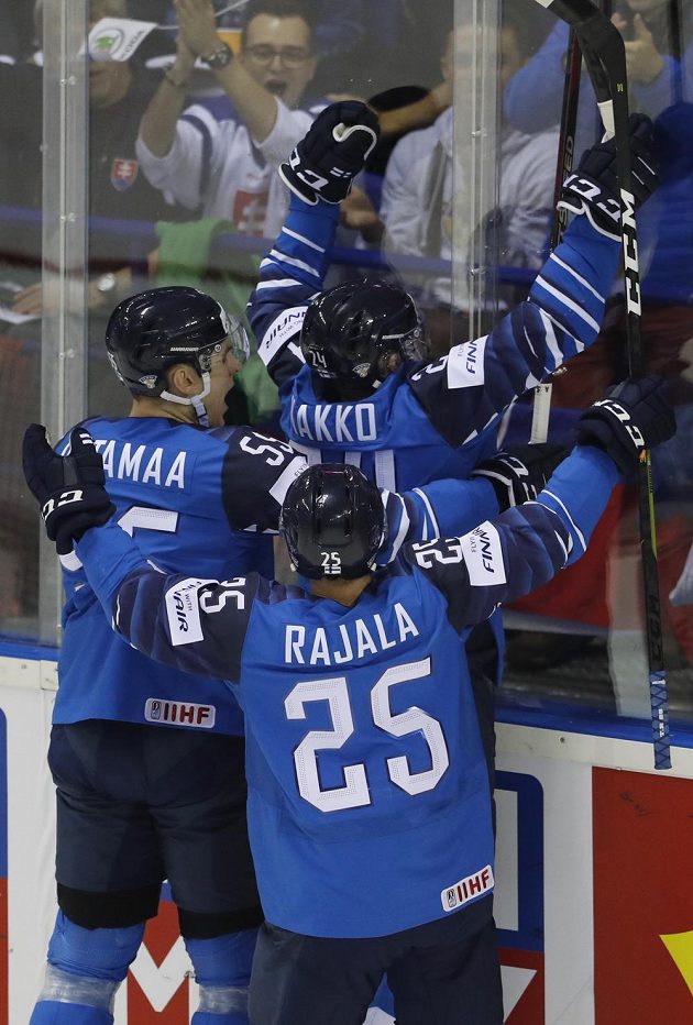 Finská radost. Hokejisté Suomi slaví gól, který vstřelil do kanadské sítě Kaapo Kakko na mistrovství světa.