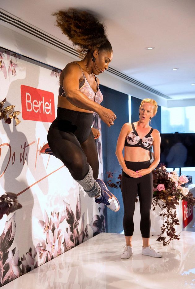 Serena Williamsová na akci, při níž v Melbourne propaguje podprsenku pro sportovní využití.
