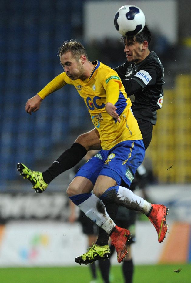 Teplický obránce Patrik Dressler (vlevo) a jablonecký záložník Ruslan Mingazov v zápase 14. kola Synot ligy.