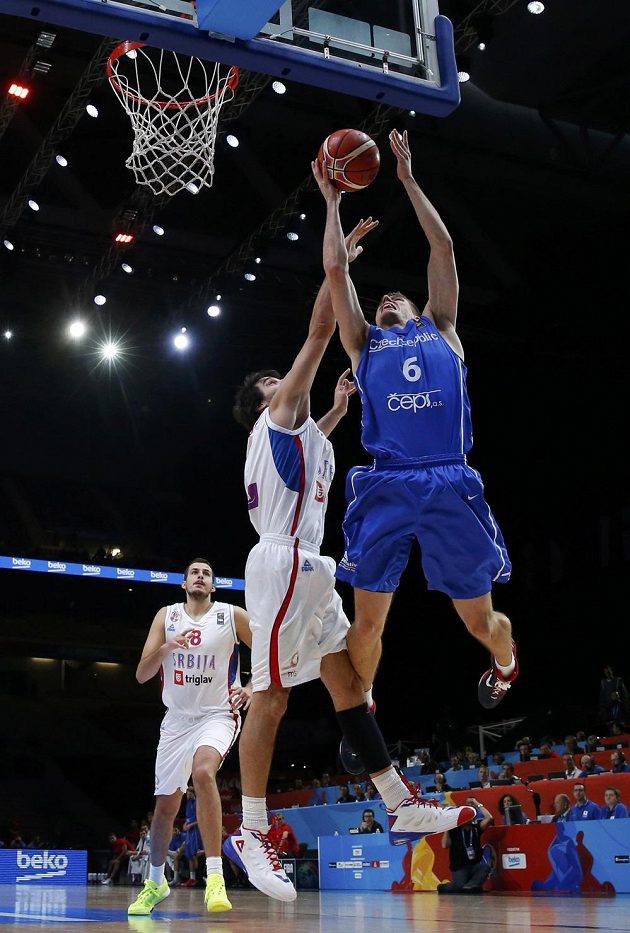 Český basketbalista Pavel Pumprla (vpravo) a Miloš Teodosič ze Srbska při doskoku.